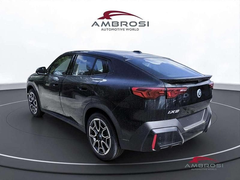 Nuova BMW iX2 167 kW (228 CV) 2025 Black sapphire metallizzato SUV