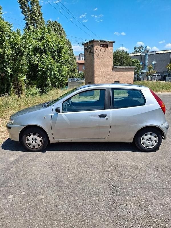 Grigio Usata 2001 Fiat Punto Due volumi | 1250 € (Buon prezzo) - Immagine 1/4