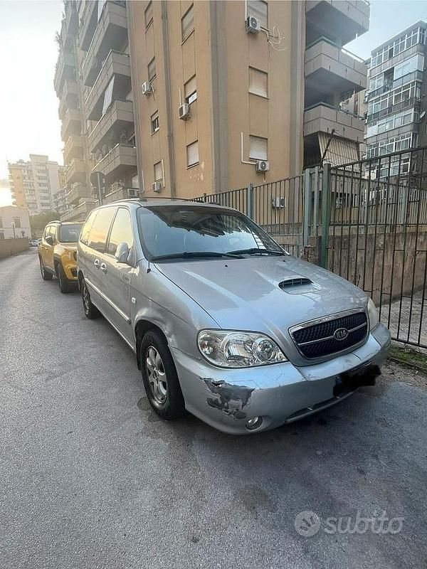 Usado Kia Carnival 145 CV (106 kW) 2004 Gris Monovolumen