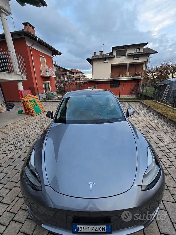Usata Tesla Model Y Performance 392 kW (534 CV) 2023 Grigio SUV