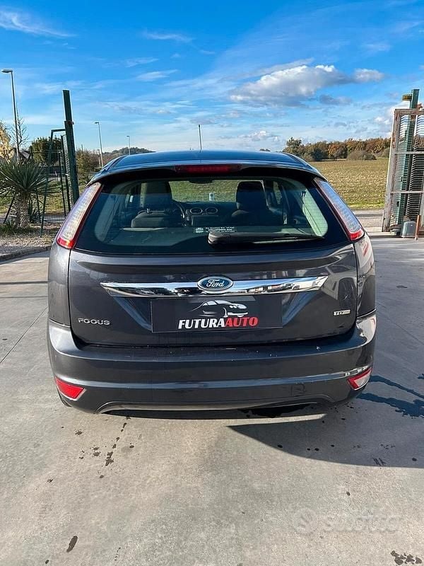 Usata Ford Focus 108 CV (79 kW) 2009 Grigio Berlina