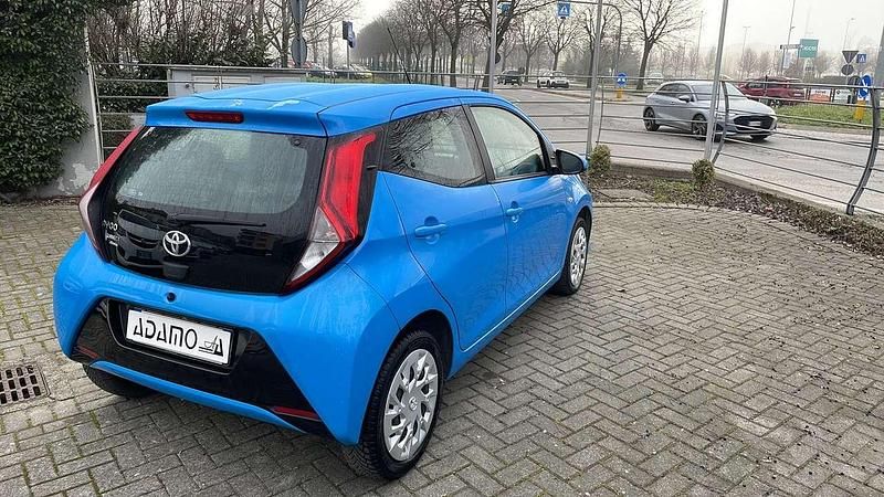 Usata Toyota Aygo Connect Style 72 CV (52 kW) 2020 Blu/azzurro Utilitaria