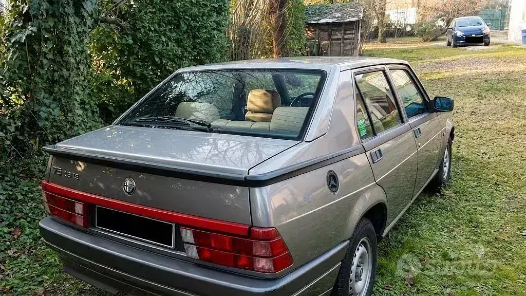 Usata Alfa Romeo 75 120 CV (88 kW) 1991 Grigio Berlina