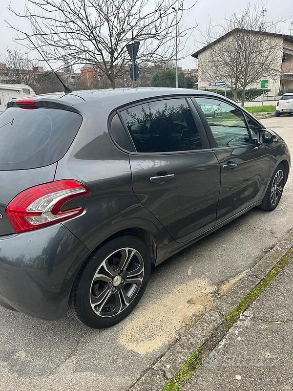 Usata Peugeot 208 Active 95 CV (69 kW) 2015 Grigio Utilitaria