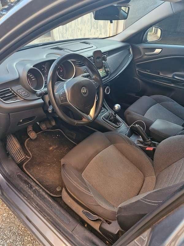 Usata Alfa Romeo Giulietta Distinctive 120 CV (88 kW) 2016 Grigio Berlina