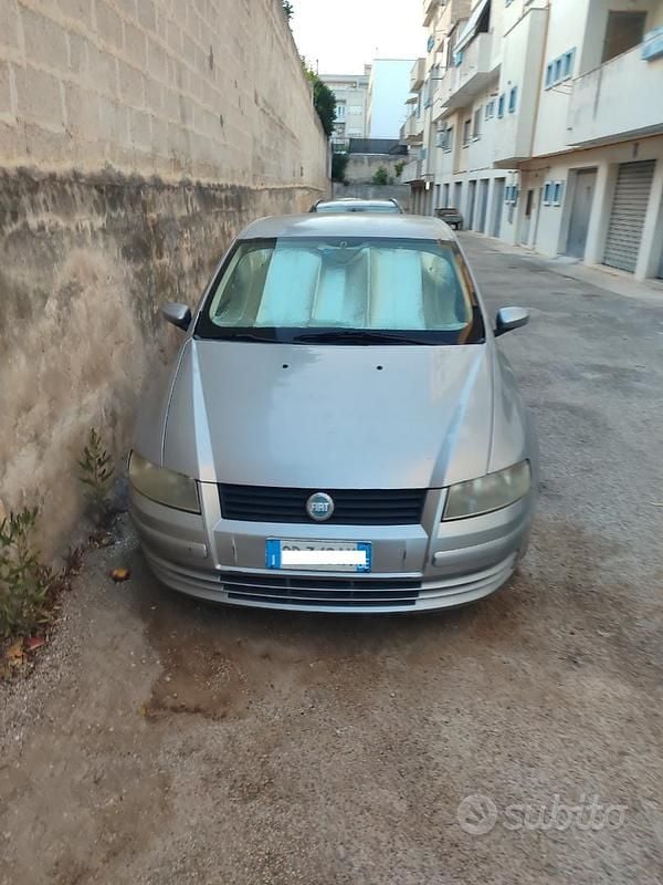 Grigio Usata 2004 Fiat Stilo Tre volumi | 1300 € (Buon prezzo) - Immagine 1/4
