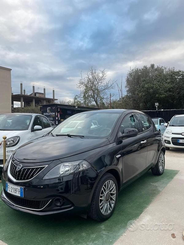 Usata Lancia Ypsilon Silver 69 CV (50 kW) 2017 Nero Utilitaria