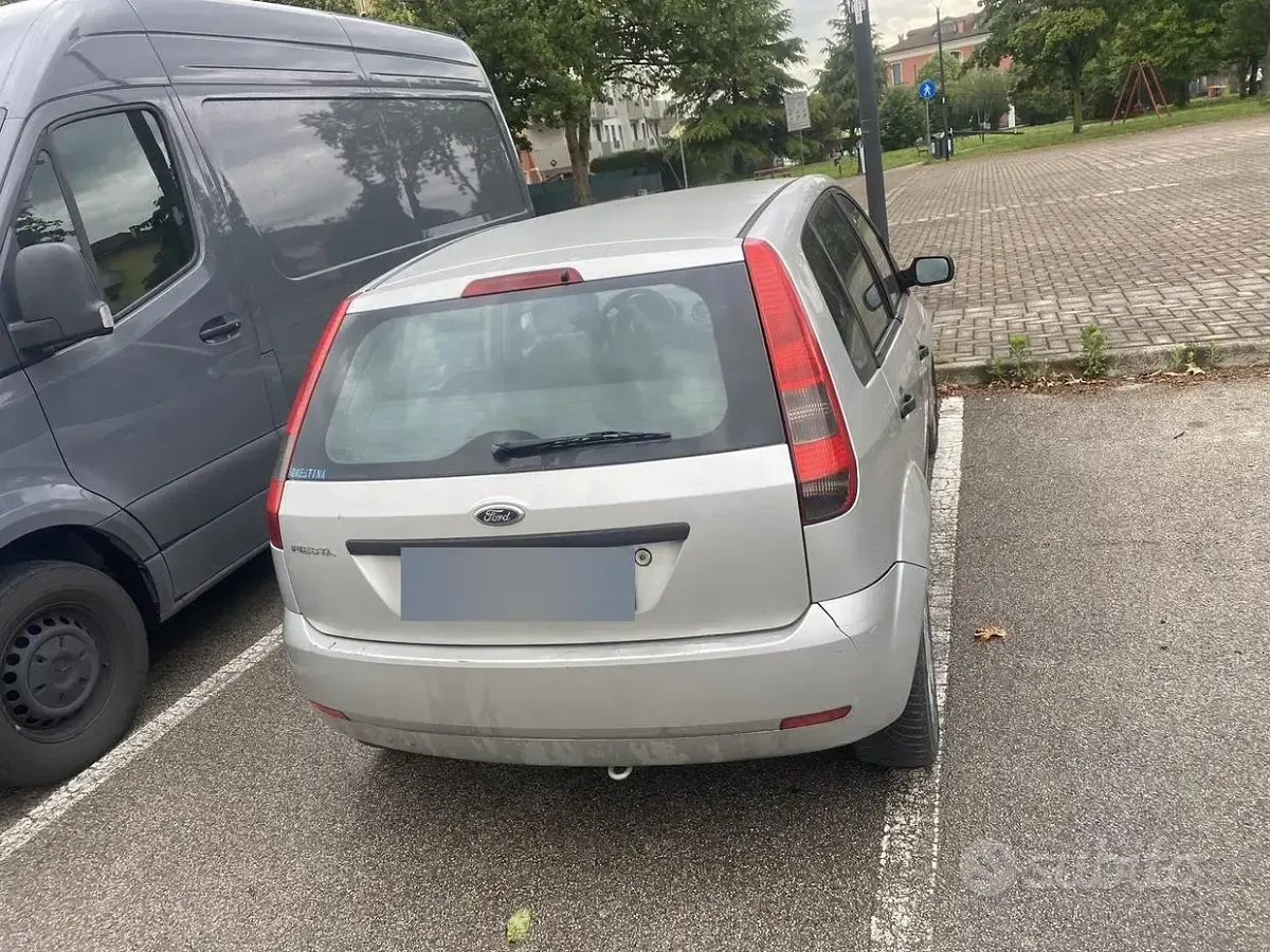 Usata Ford Fiesta 80 CV (58 kW) 2002 Grigio Utilitaria