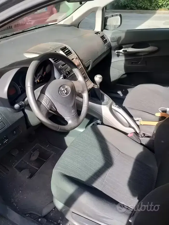 Usata Toyota Auris 97 CV (71 kW) 2007 Grigio Utilitaria