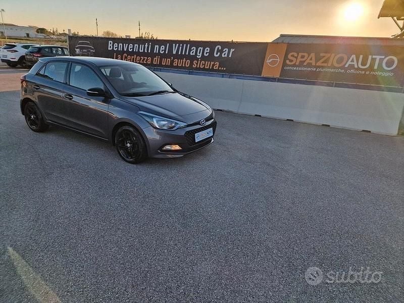 Usata Hyundai i20 Premium 75 CV (55 kW) 2017 Grigio Berlina