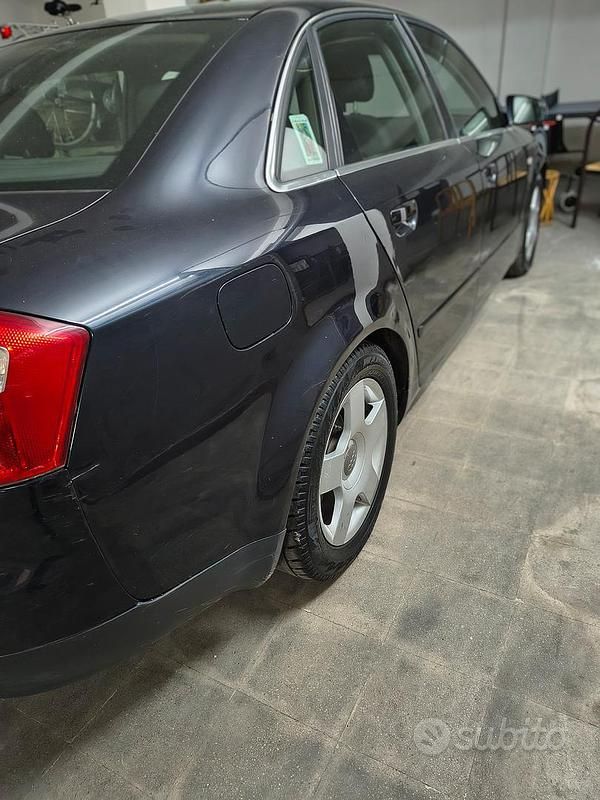 Nero Usata 2003 Audi A4 Tre volumi | 2500 € (Buon prezzo) - Immagine 1/4