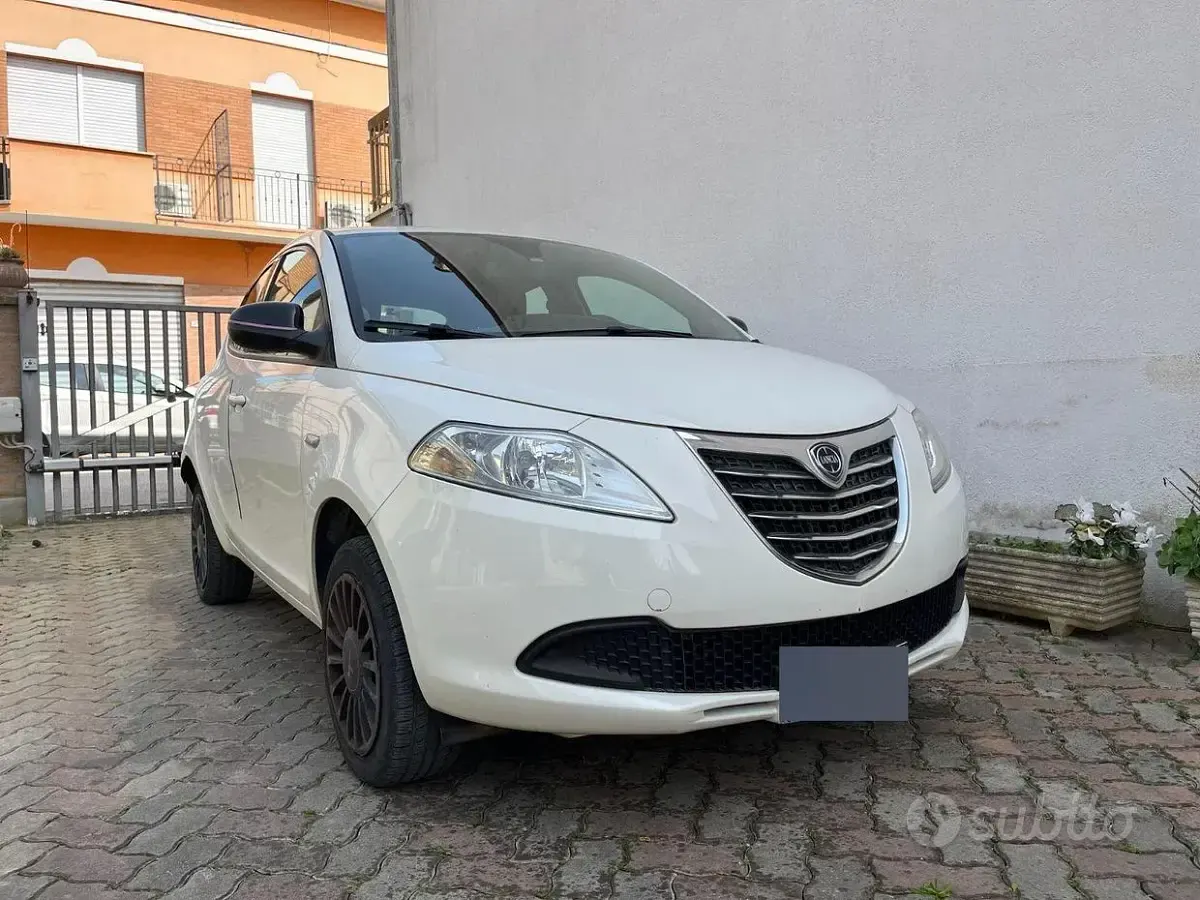 Usata Lancia Ypsilon 85 CV (62 kW) 2013 Bianco Utilitaria