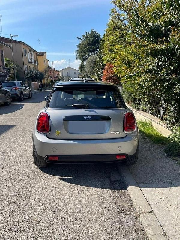 Usata Mini Cooper SE Classic 75 kW (102 CV) 2023 Grigio Utilitaria