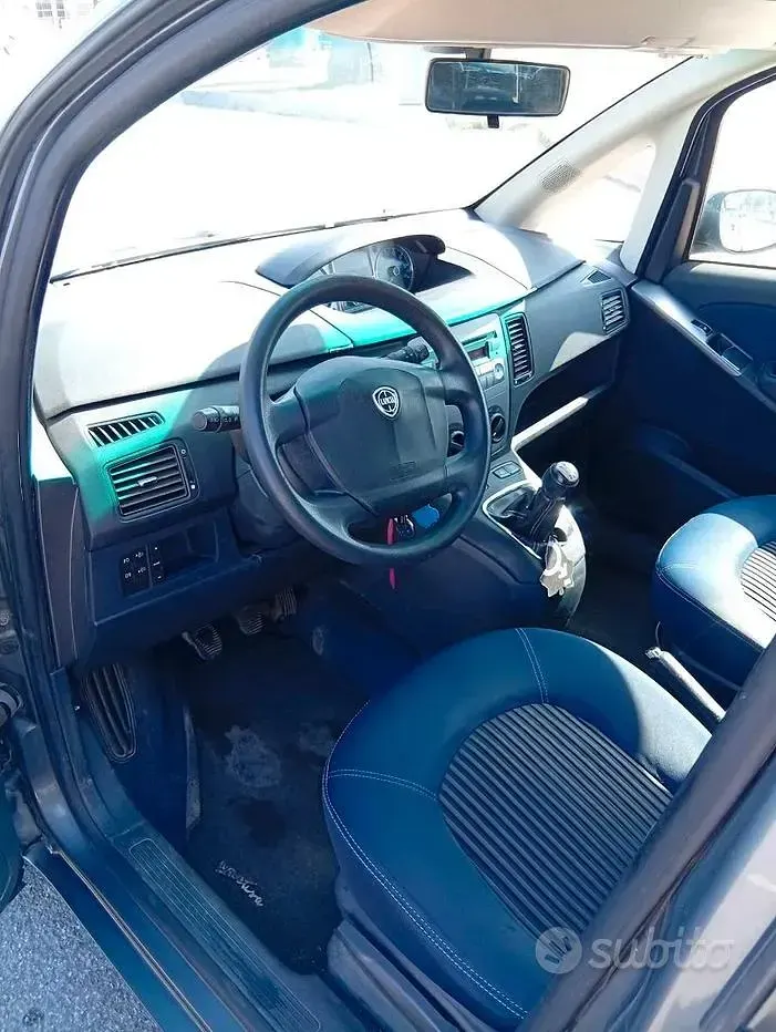 Usata Lancia Musa 95 CV (69 kW) 2011 Grigio Monovolume
