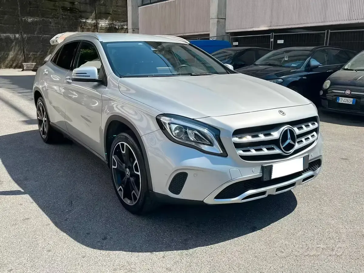 Usata Mercedes GLA200 Business 136 CV (100 kW) 2017 Grigio SUV
