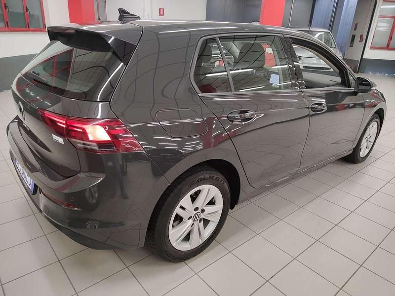 Usata VW Golf VIII Life 110 CV (80 kW) 2022 Grigio Berlina