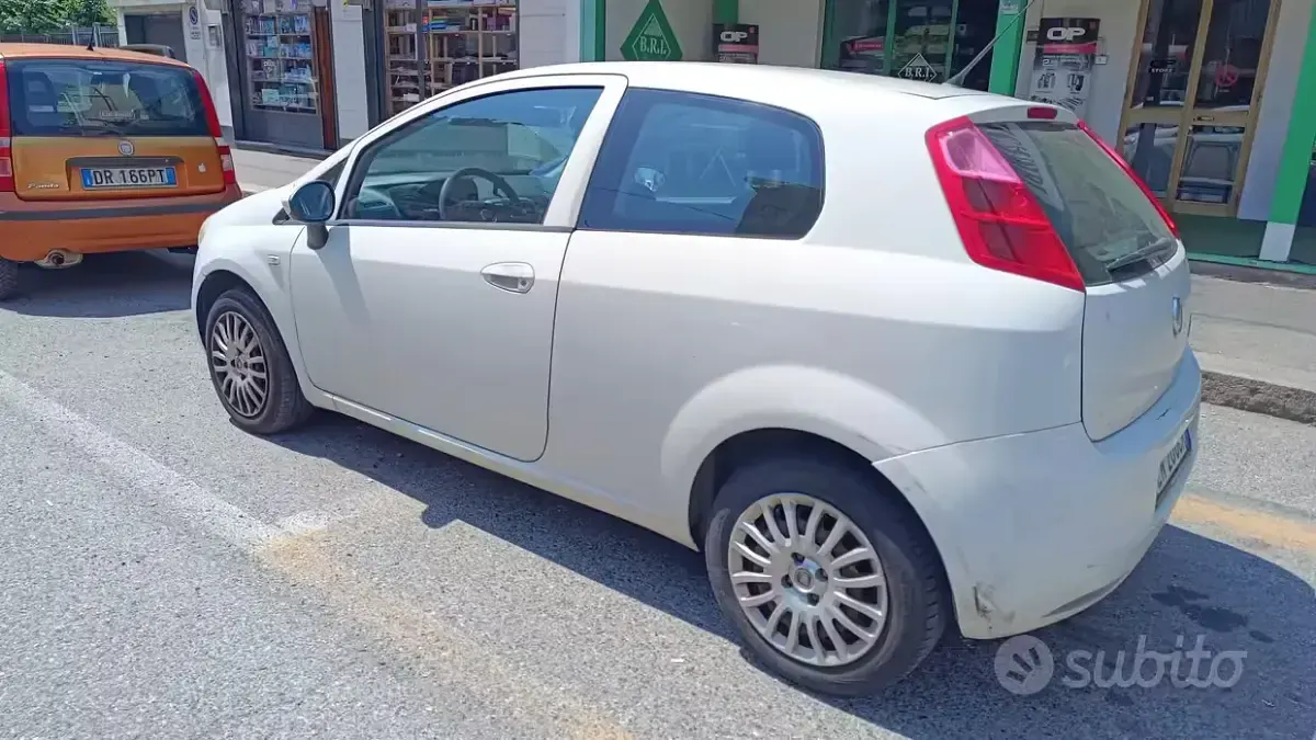 Usata Fiat Grande Punto 69 CV (50 kW) 2012 Bianco Utilitaria