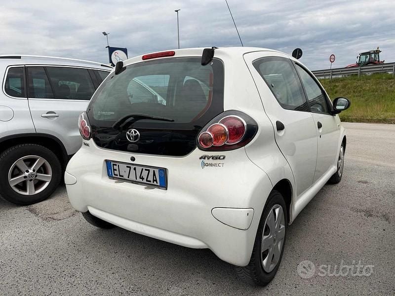 Usata Toyota Aygo 68 CV (50 kW) 2012 Bianco Utilitaria