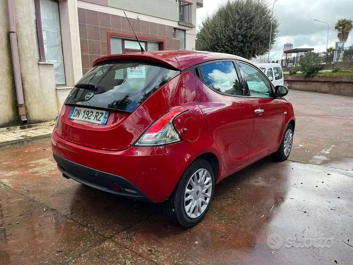 Usata Lancia Ypsilon 69 CV (50 kW) 2015 Rosso Utilitaria