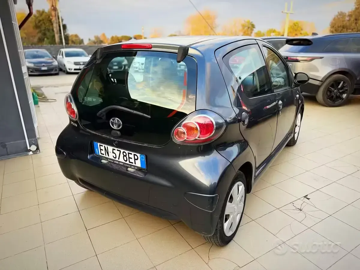 Usata Toyota Aygo Connect Style 68 CV (50 kW) 2013 Grigio Utilitaria