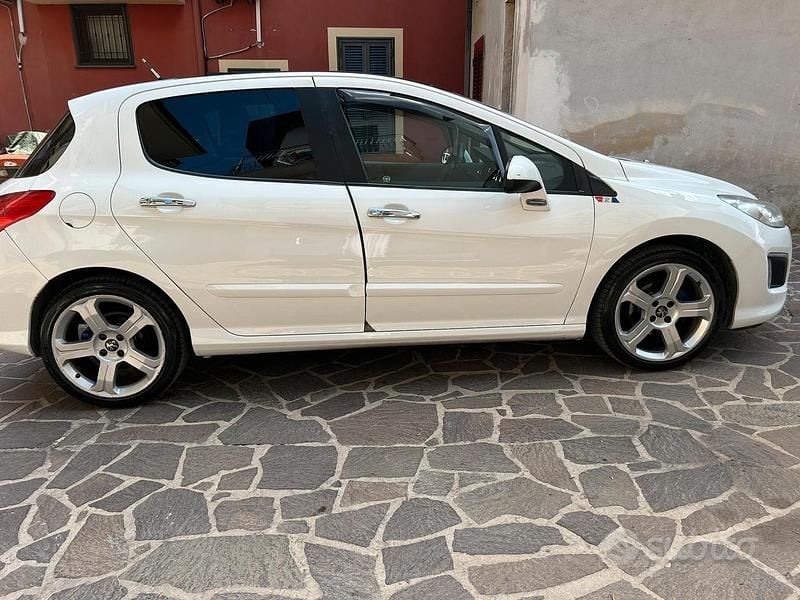 Bianco Usata 2011 Peugeot 308 Tre volumi | 3700 € (Buon prezzo) - Immagine 1/4