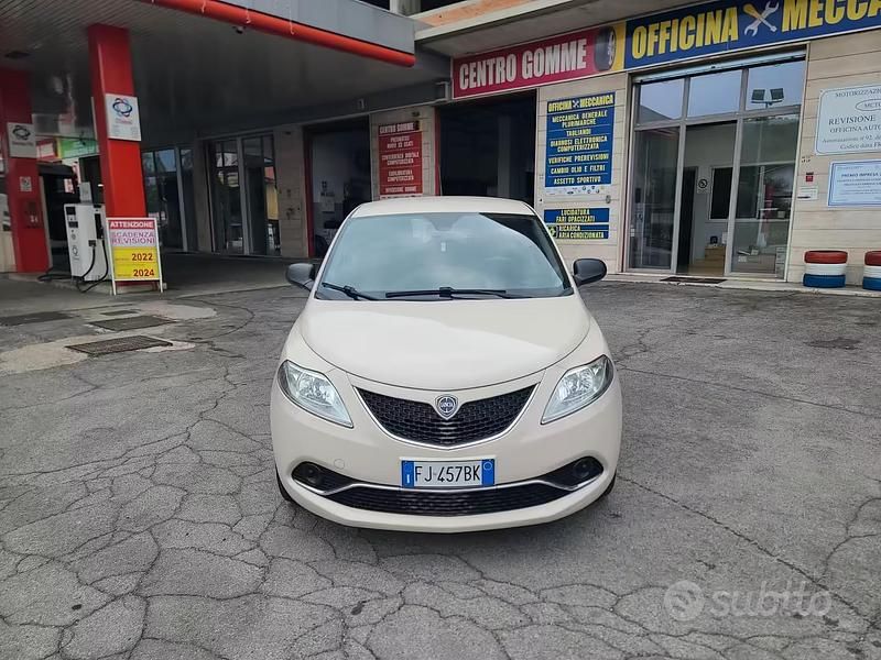 Usata Lancia Ypsilon Gold 69 CV (50 kW) 2017 Beige Utilitaria