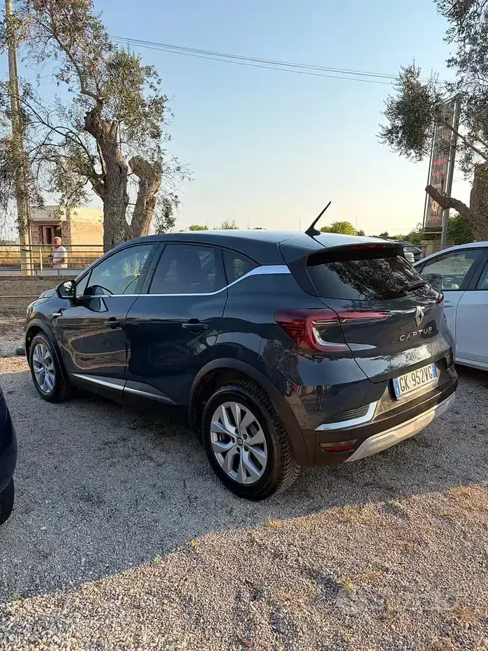 Usata Renault Captur Techno 101 CV (74 kW) 2022 Blu SUV