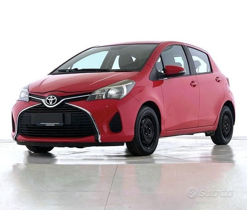 Rosso Usata 2015 Toyota Yaris Cool Tre volumi | 7900 € (Buon prezzo) - Immagine 1/4