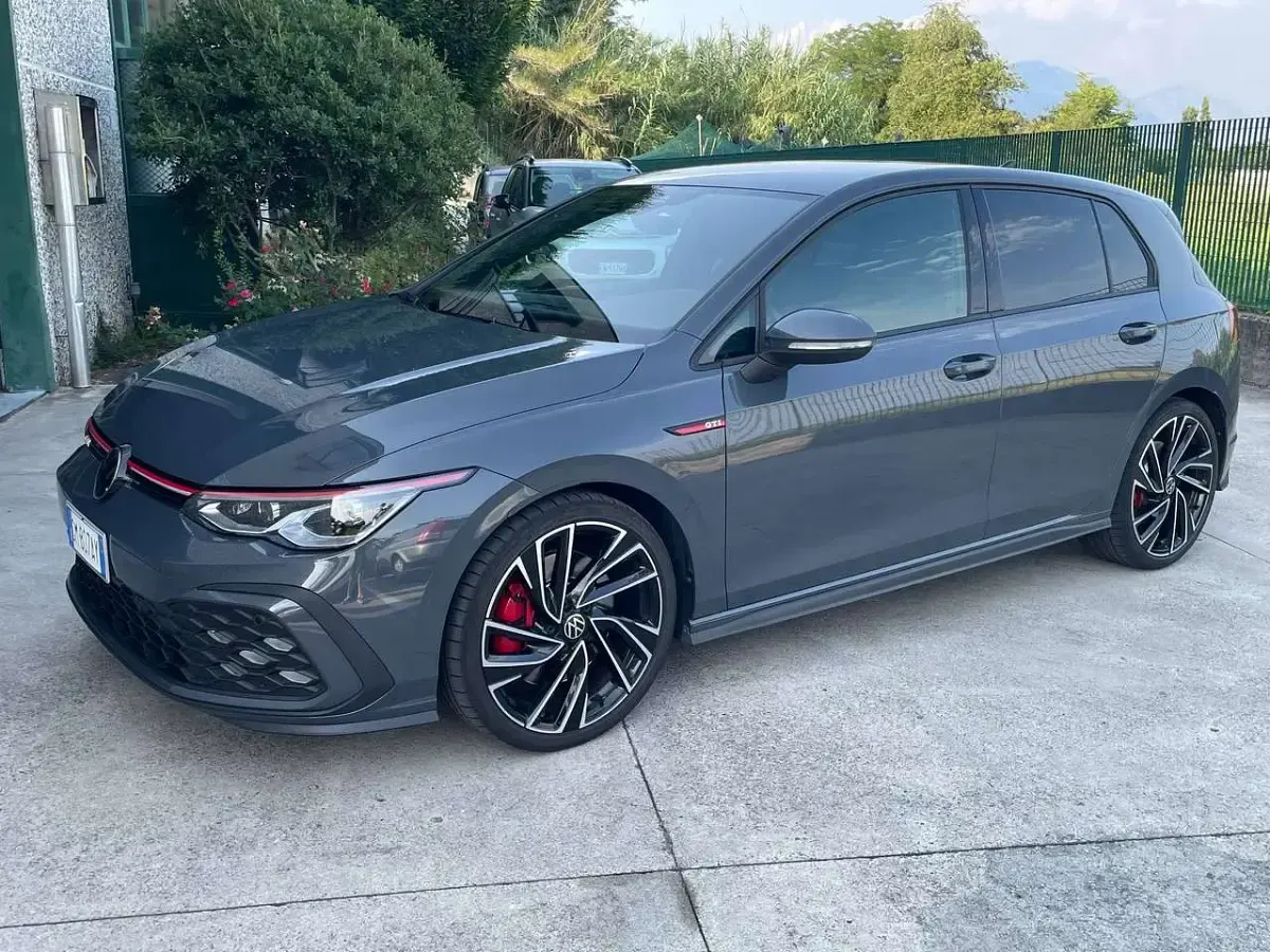 Usata VW Golf VIII GTI 245 CV (180 kW) 2023 Dolphin grey Berlina