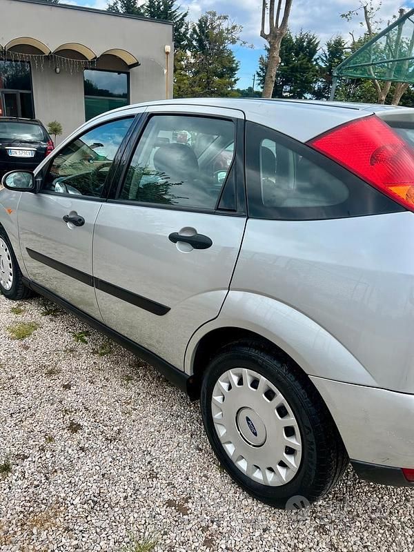 Occasion Ford Focus Ambiente 90 PK (66 kW) 2001 Grijs Sedan