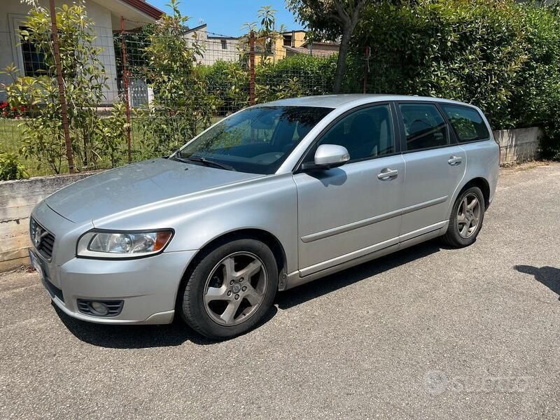 Grigio Usata 2012 Volvo V50 Station wagon | 2800 € (Buon prezzo) - Immagine 1/3