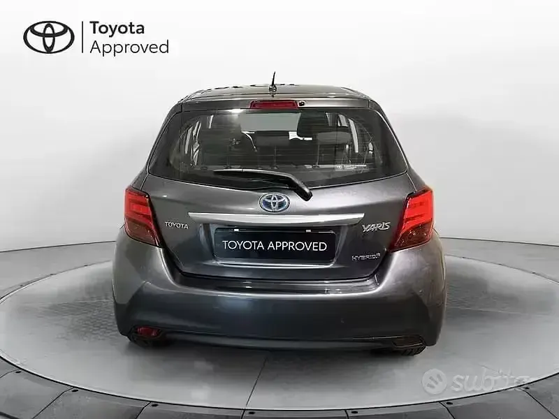 Usata Toyota Yaris Hybrid Active 101 CV (74 kW) 2017 Grigio Berlina