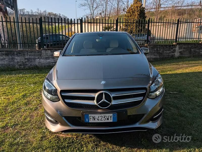 Usata Mercedes B180 Premium 122 CV (89 kW) 2017 Grigio Monovolume