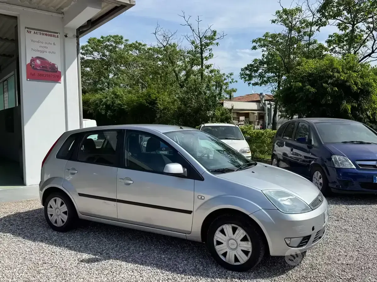 Gebraucht Ford Fiesta 68 PS (50 kW) 2005 Grau Kleinwagen