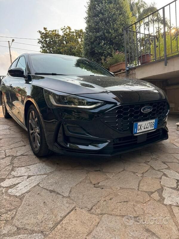 Usata Ford Focus ST-Line 120 CV (88 kW) 2022 Nero Utilitaria