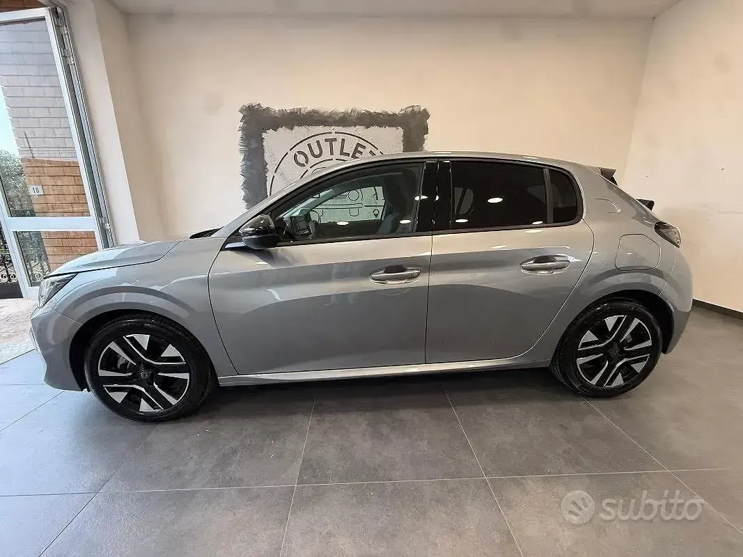 Usata Peugeot 208 Allure 101 CV (74 kW) 2025 Grigio Utilitaria