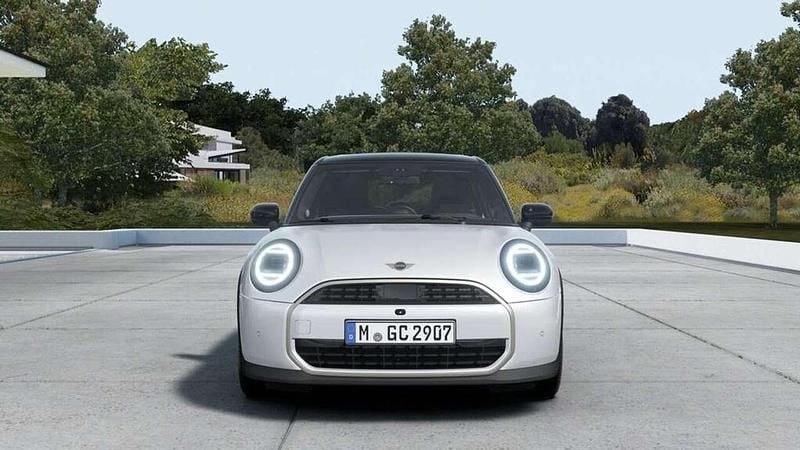 Nuova Mini Cooper Favoured 114 kW (156 CV) 2026 Nanuq white Utilitaria