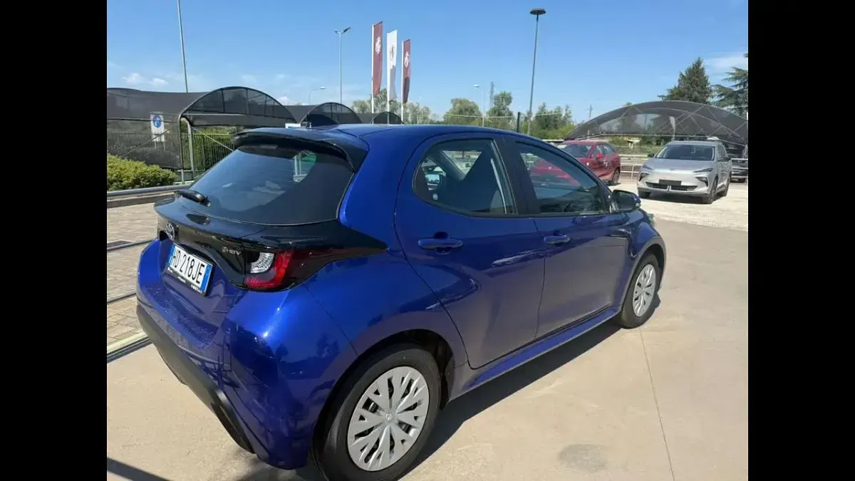 Nuova Toyota Yaris Hybrid Active 92 CV (67 kW) 2026 Blu Berlina