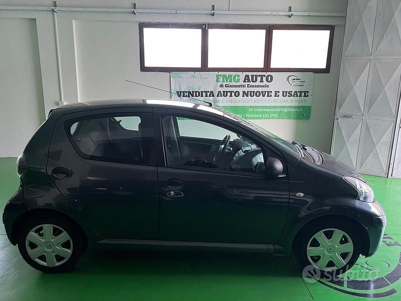 Usata Toyota Aygo 68 CV (50 kW) 2011 Grigio Utilitaria