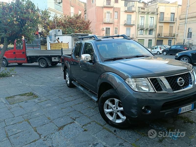 Grigio Usata 2011 Nissan Navara Pick-up | 13.600 € (Buon prezzo) - Immagine 1/4