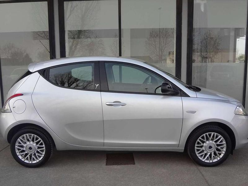 Usata Lancia Ypsilon Gold 69 CV (50 kW) 2013 Argento Utilitaria