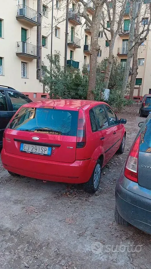 Usata Ford Fiesta 73 CV (53 kW) 2004 Rosso Utilitaria