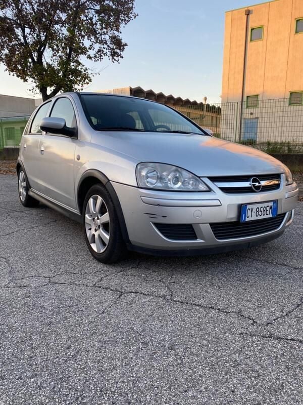 Usata Opel Corsa Enjoy 69 CV (50 kW) 2005 Grigio Berlina