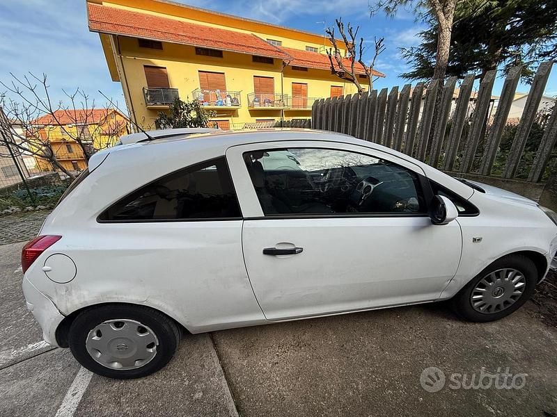 Usata Opel Corsa 75 CV (55 kW) 2010 Bianco Utilitaria