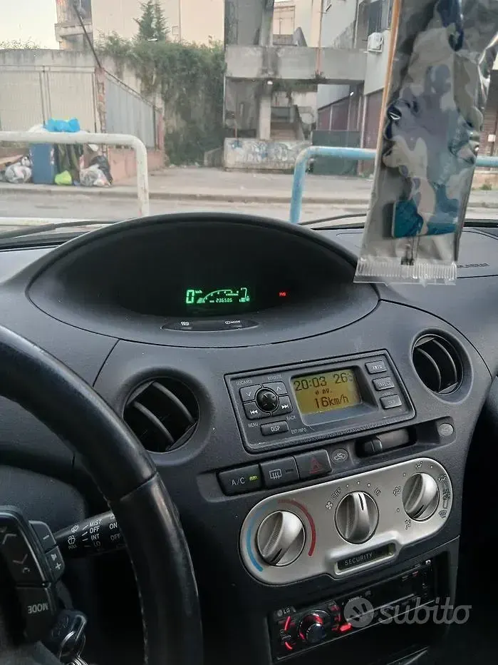 Usata Toyota Yaris 75 CV (55 kW) 2005 Blu Utilitaria