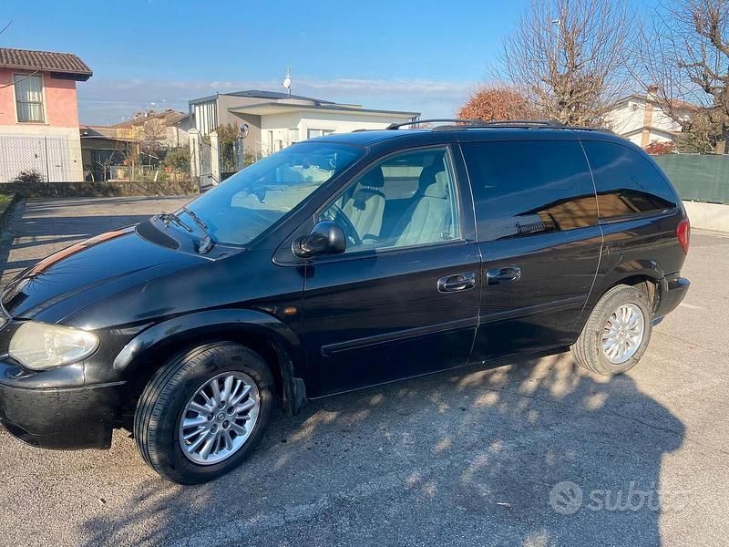 Usata Chrysler Voyager 150 CV (110 kW) 2005 Nero Monovolume