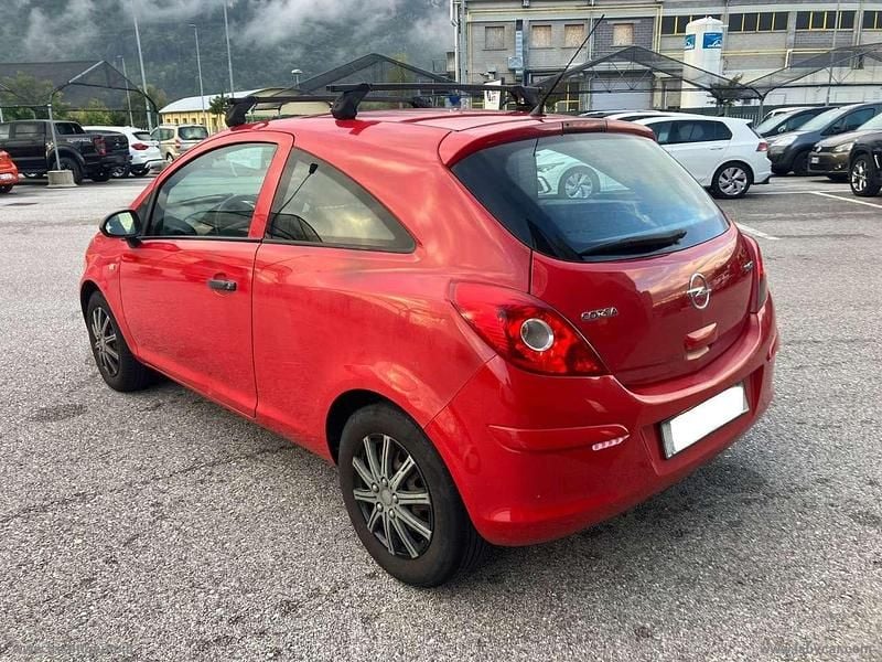 Usata Opel Corsa 75 CV (55 kW) 2007 Rosso Furgone