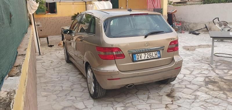 Nero Usata 2010 Mercedes B180 Monovolume | 1999 € (Super prezzo) - Immagine 1/4