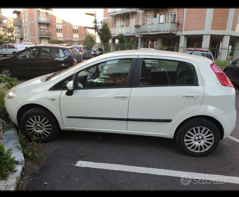 Usata Fiat Grande Punto Dynamic 77 CV (56 kW) 2009 Bianco Utilitaria