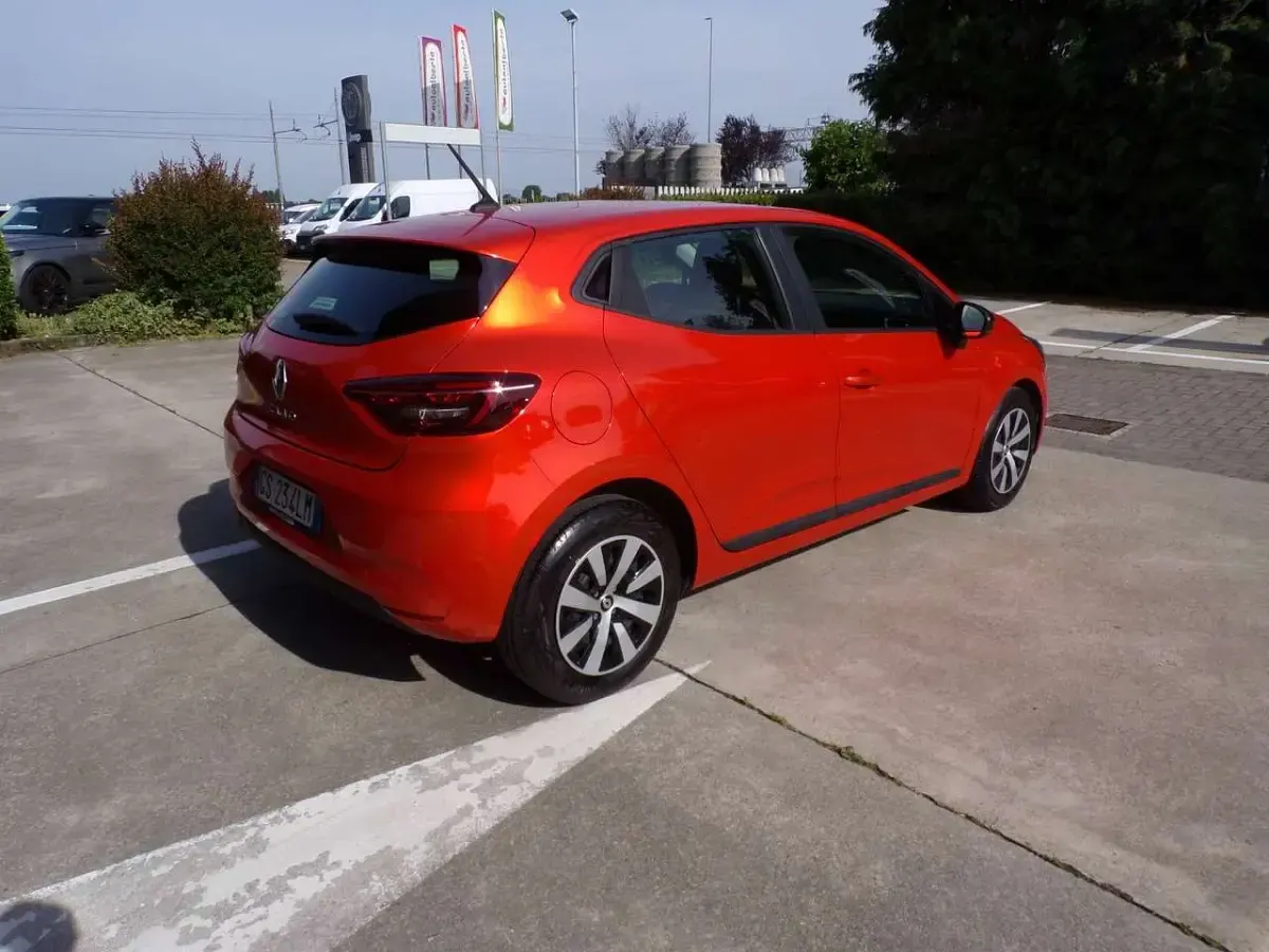 Usata Renault Clio Equilibre 67 CV (49 kW) 2023 Arancio metallizzato Utilitaria